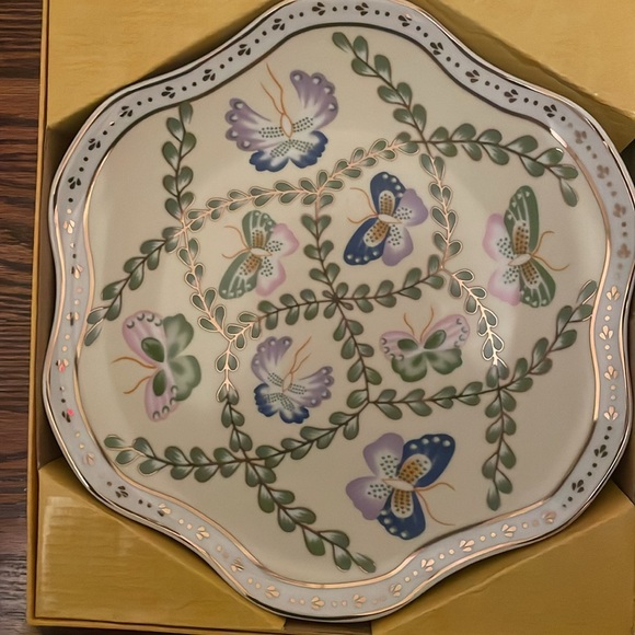 New in box Ceramic Cake Plate Set with butterfly design. - Picture 4 of 8